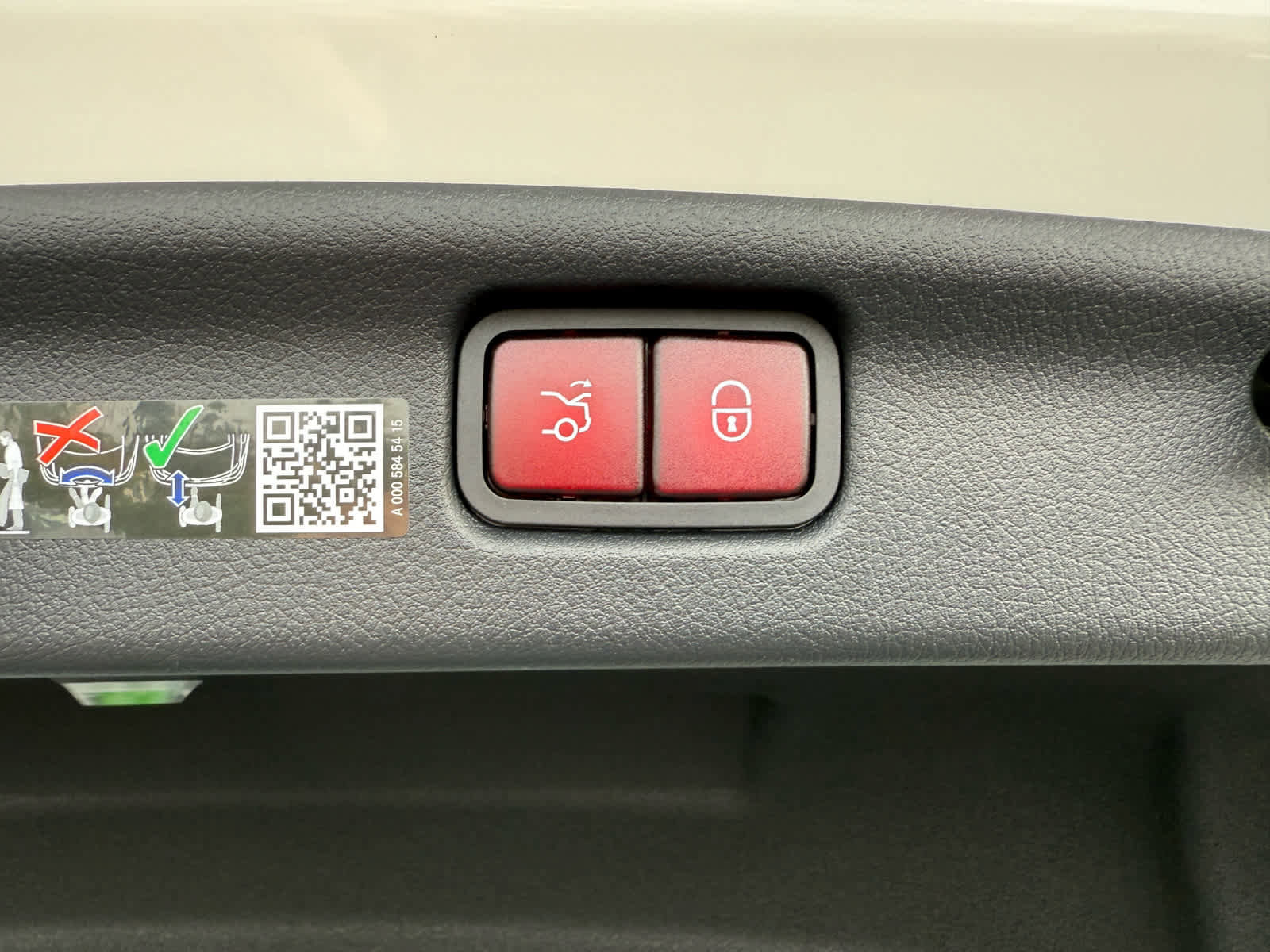 Used 2025 Mercedes-Benz C 300 4MATIC Sedan image 34