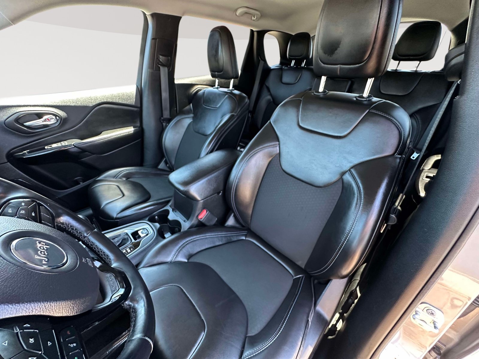 Used 2020 Jeep Cherokee Latitude Plus AWD/4WD image 19