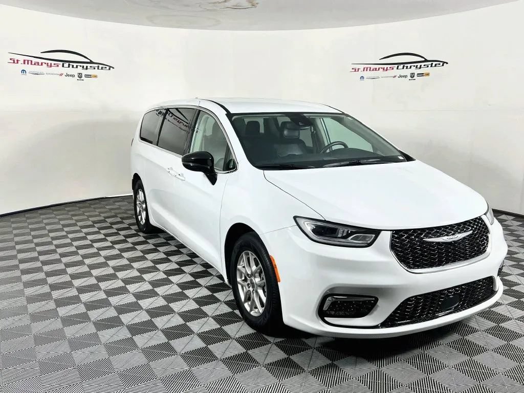 Used 2024 Chrysler Pacifica Touring-L FWD image 1