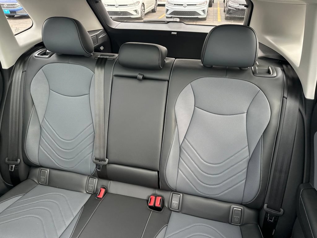 Used 2026 Volkswagen Tiguan SE AWD/4WD image 25