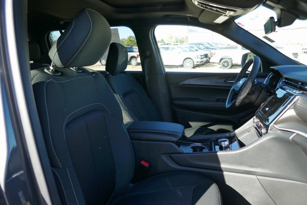 New 2025 Jeep Grand Cherokee L Laredo w/ Trailer Tow Package image 9