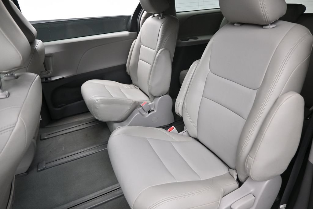Used 2020 Toyota Sienna L FWD image 27