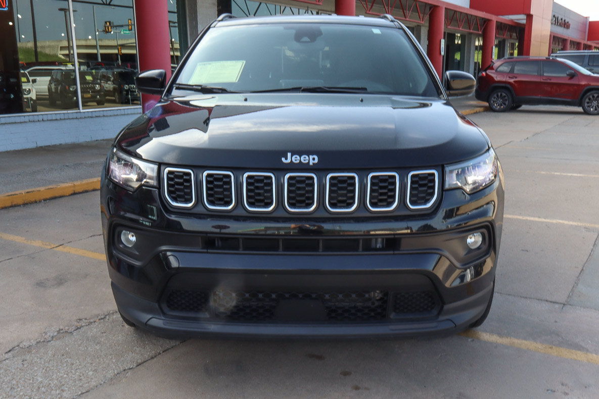 Used 2025 Jeep Compass Latitude AWD/4WD image 3