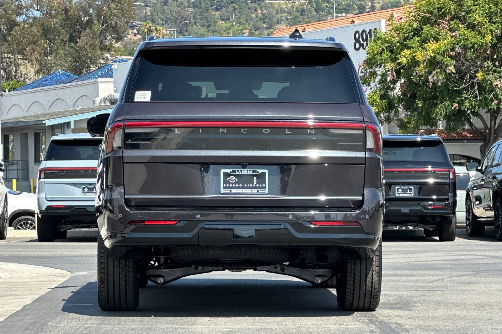 New 2026 Lincoln Navigator Reserve w/ Jet Appearance Package AWD/4WD image 4