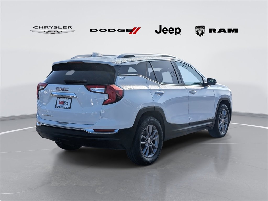 Used 2024 GMC Terrain SLT image 3