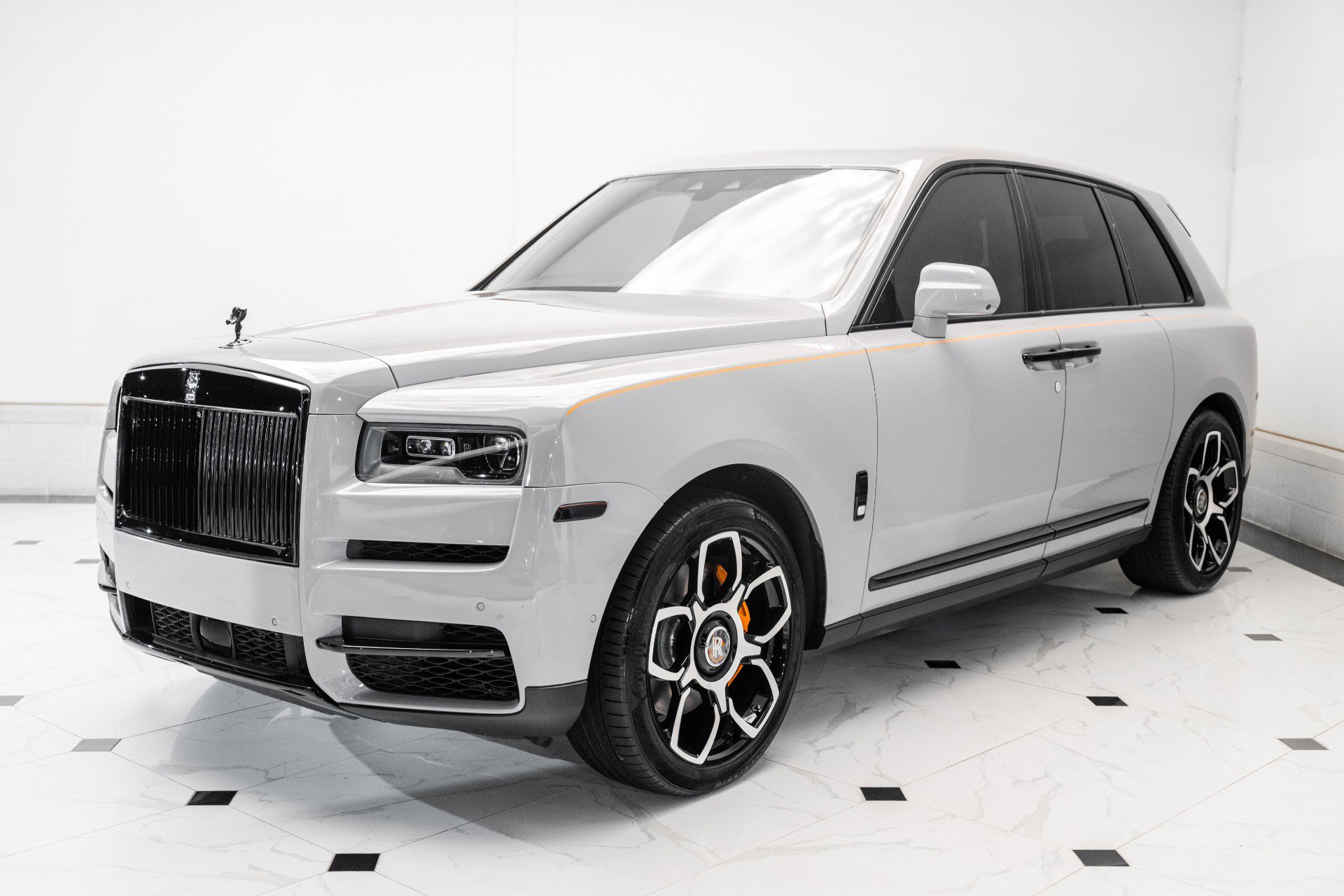Used 2022 Rolls-Royce Cullinan w/ Dark Exterior Package image 5