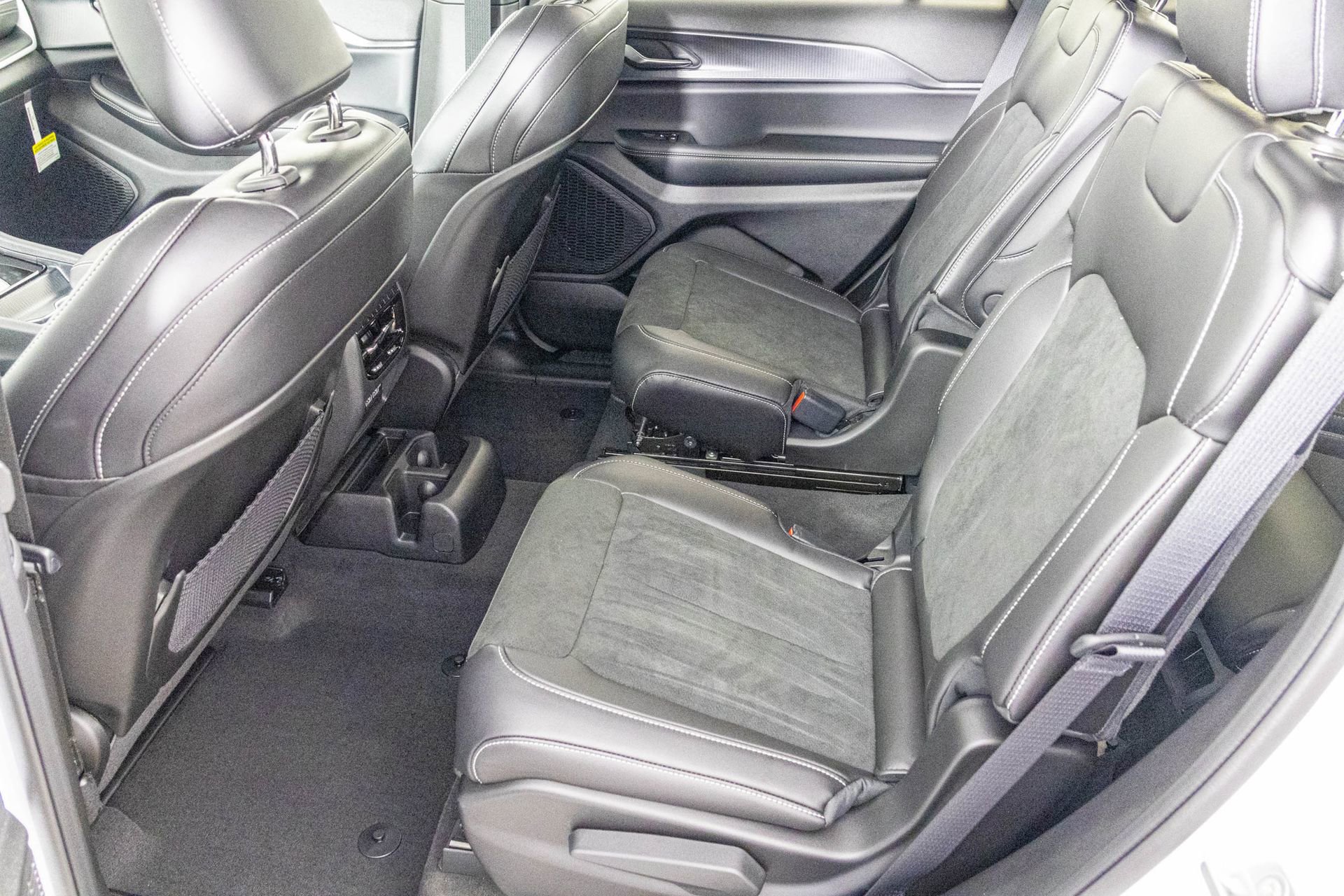 New 2025 Jeep Grand Cherokee L Altitude image 29