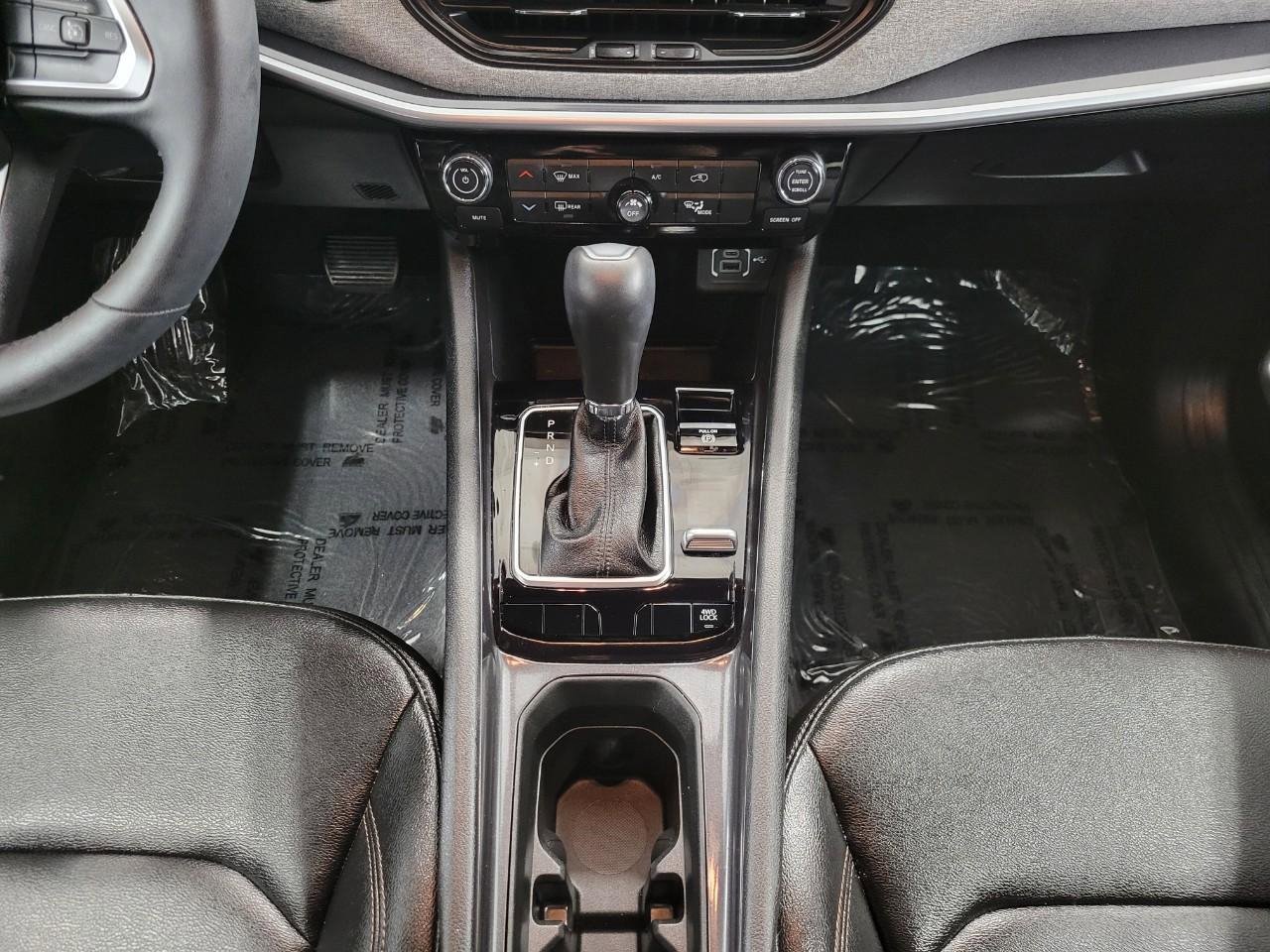 Used 2024 Jeep Compass Latitude w/ Sun and Sound Group AWD/4WD image 17