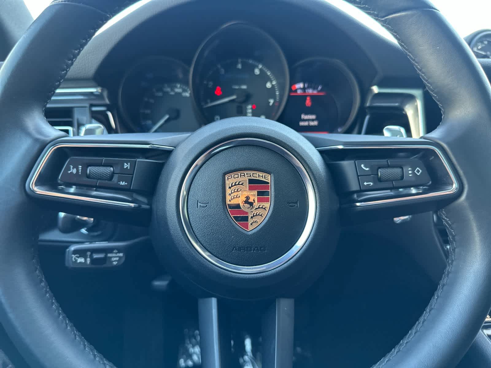 Certified 2025 Porsche Macan AWD/4WD image 25