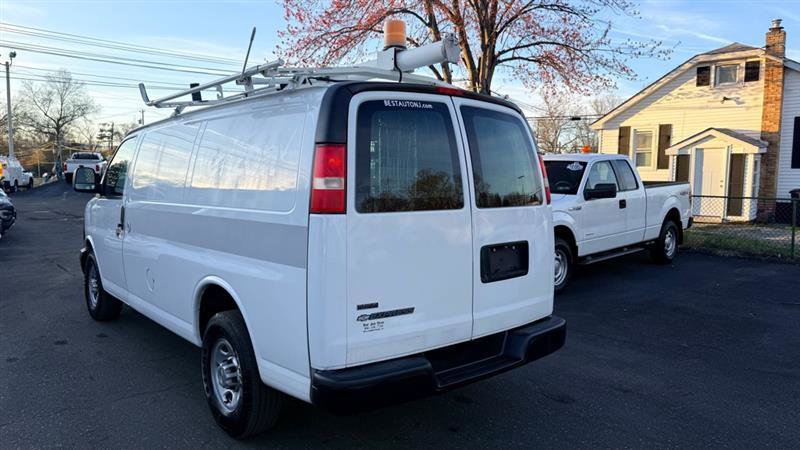 Used 2011 Chevrolet Express 2500 RWD image 2