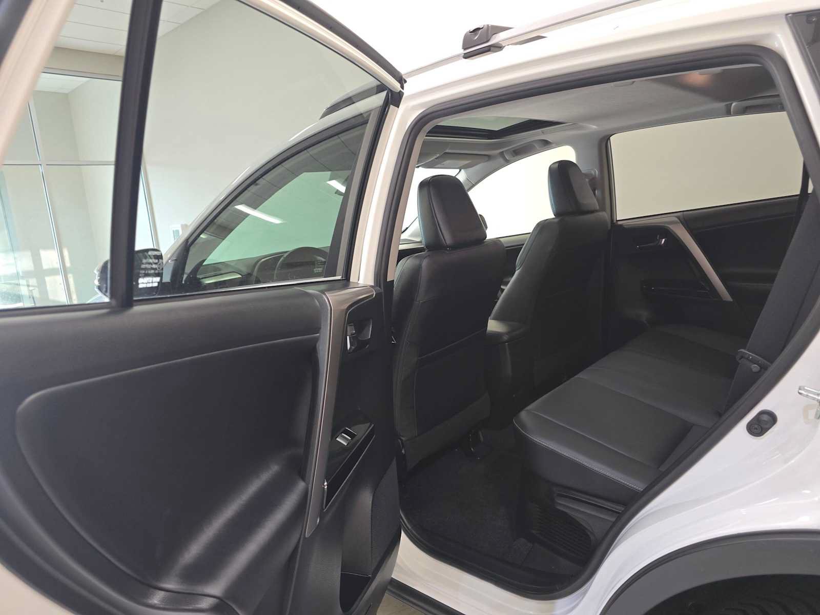 Used 2018 Toyota RAV4 Limited AWD/4WD image 23