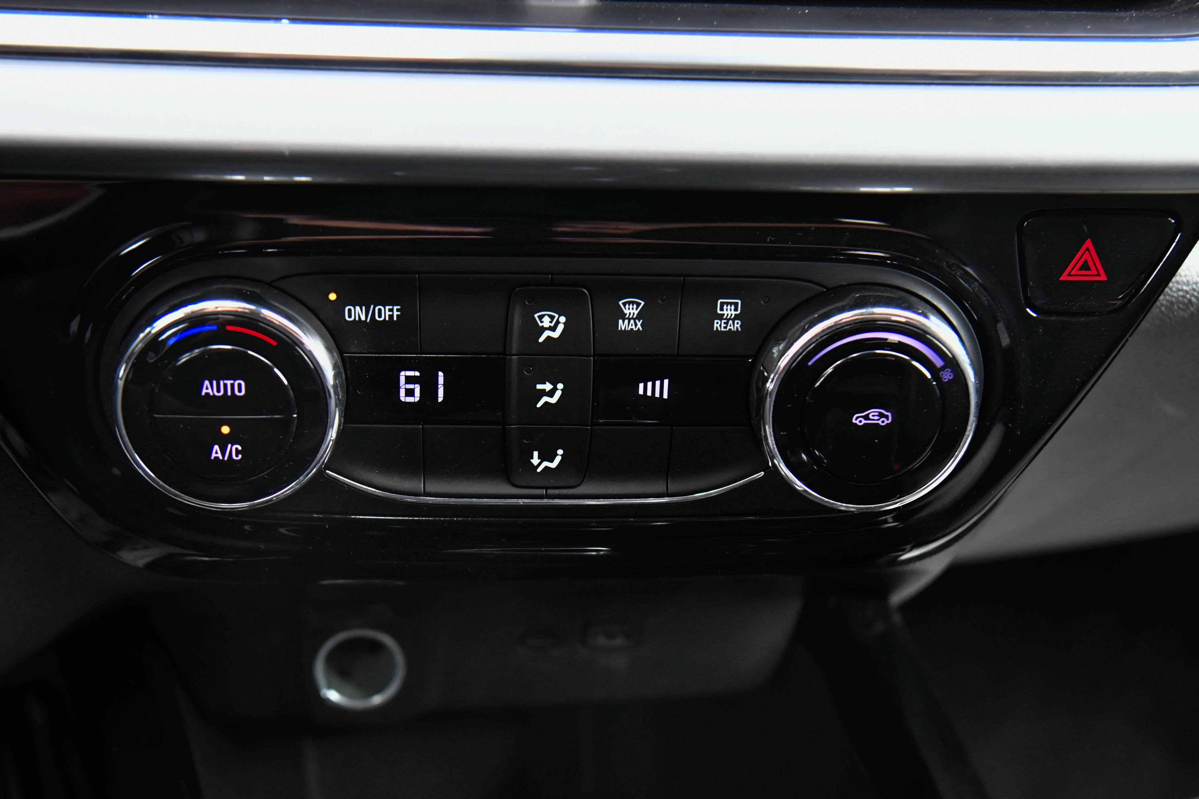 Used 2025 Chevrolet Trax LT FWD image 23