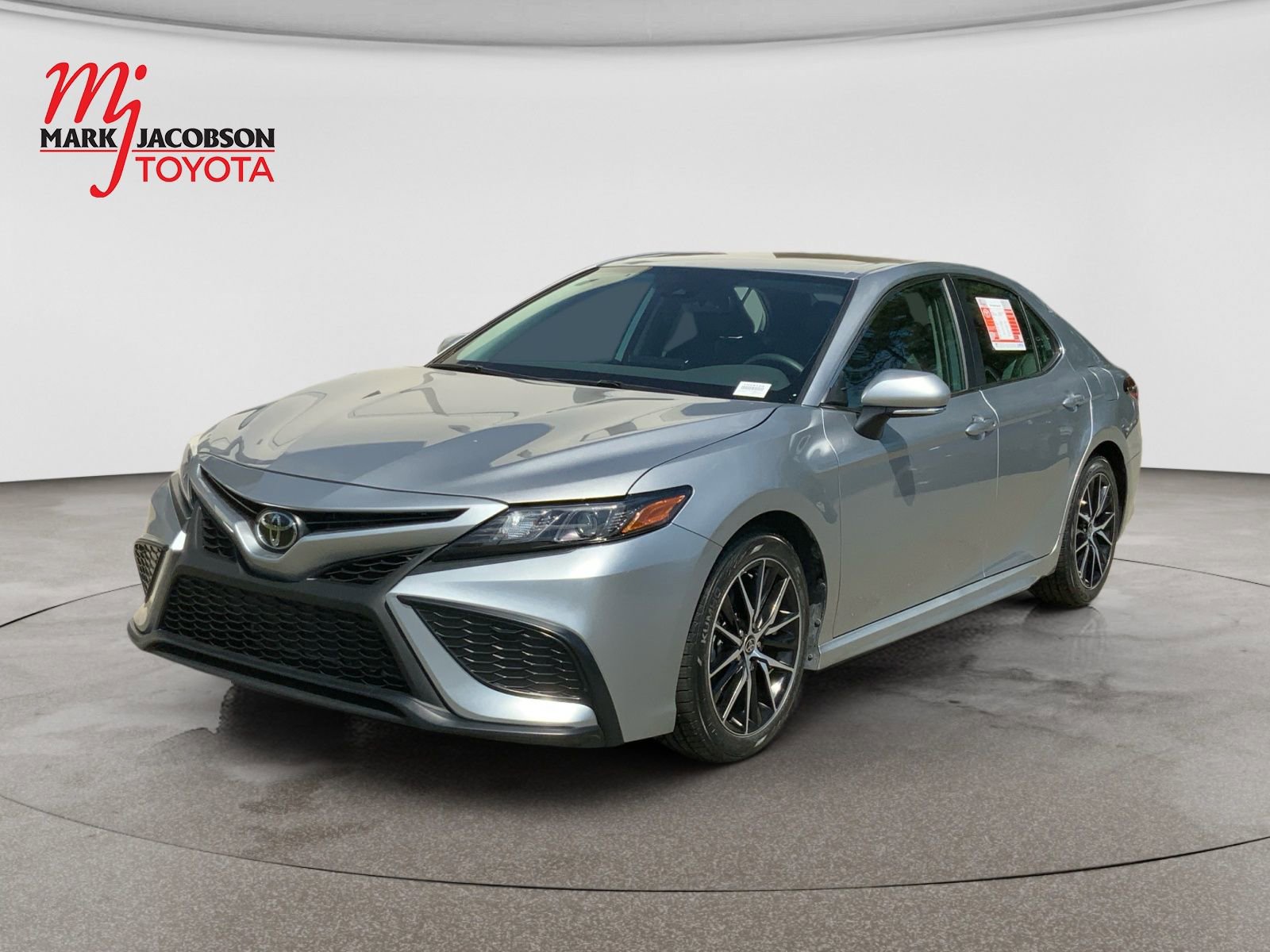 Used 2024 Toyota Camry SE w/ Cold Weather Package FWD image 1