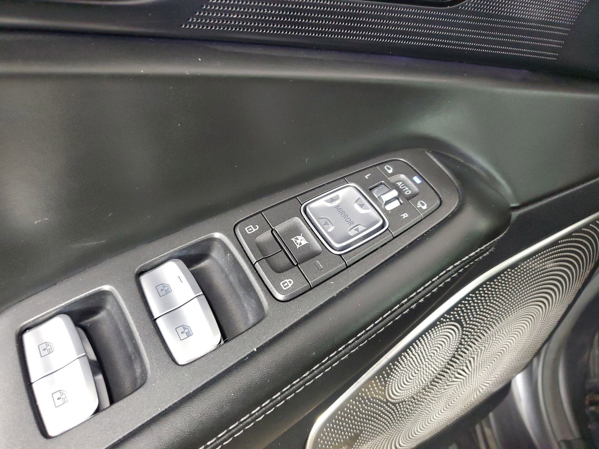 Used 2017 Genesis G90 3.3T Premium image 31