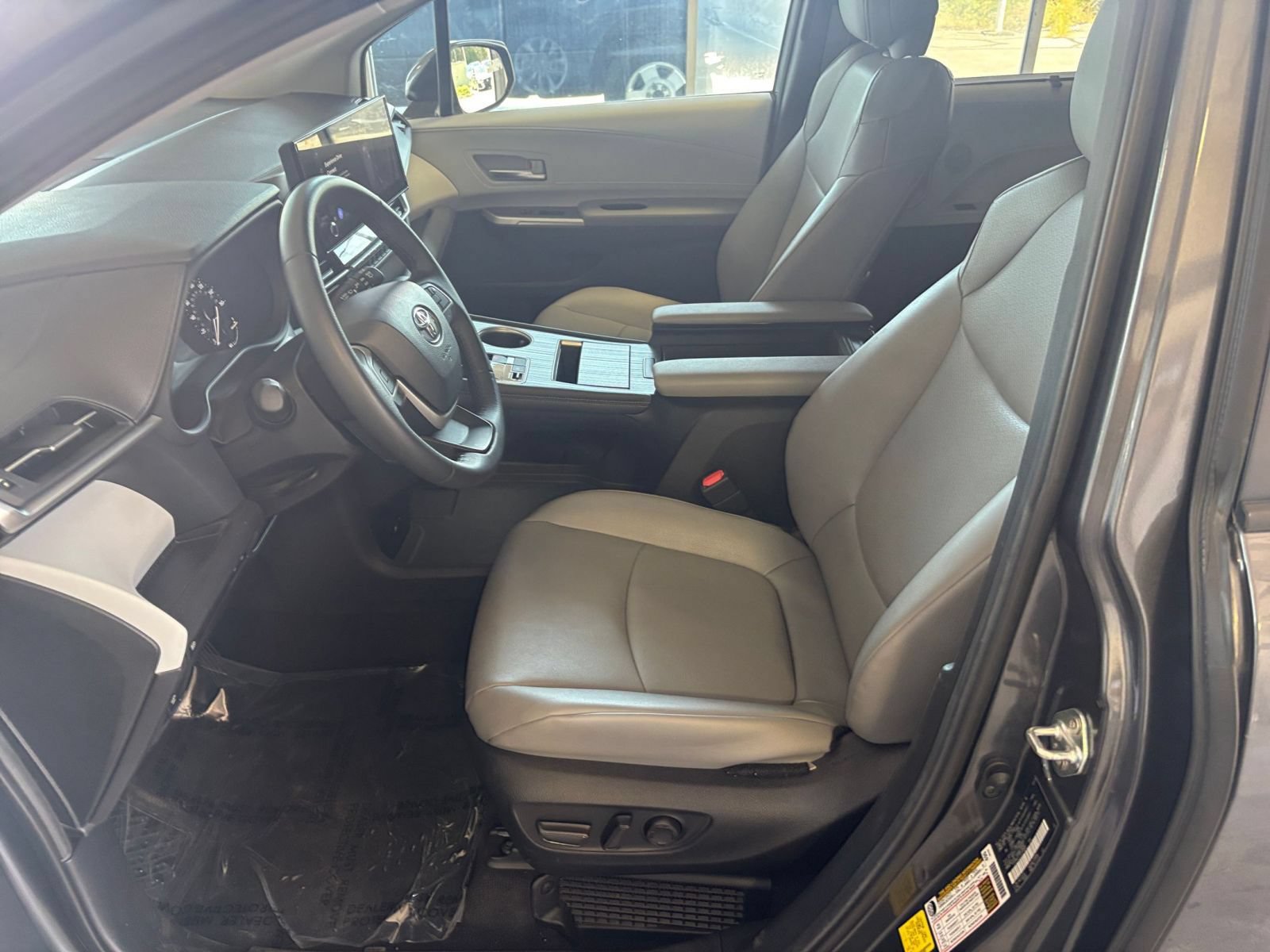 Used 2025 Toyota Sienna XLE FWD image 27