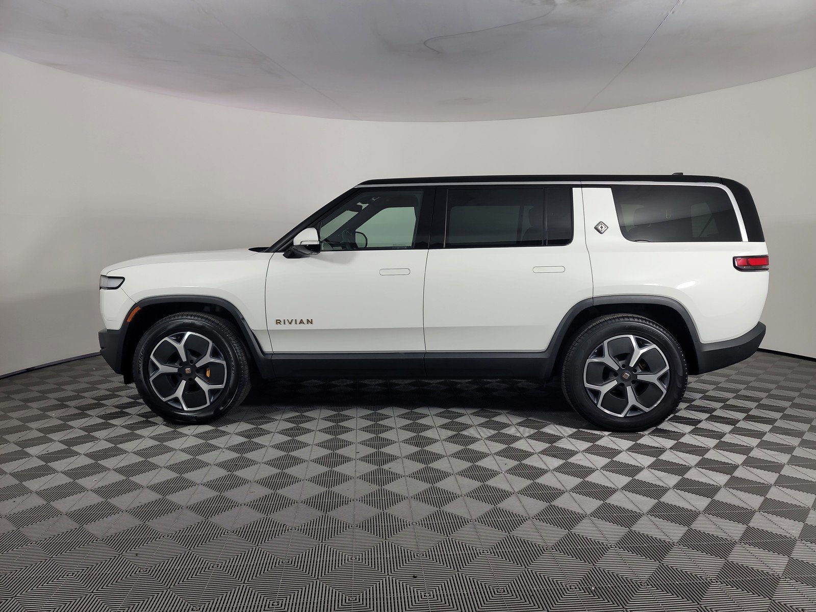 Used 2024 Rivian R1S Adventure AWD/4WD image 2