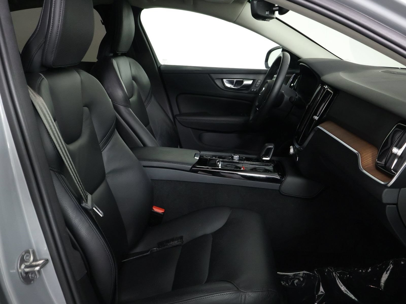 Certified 2024 Volvo S60 T8 Plus AWD/4WD image 29