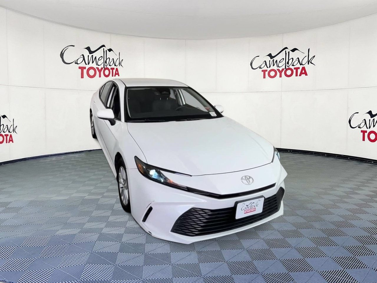 Used 2025 Toyota Camry LE w/ Convenience Package FWD image 4