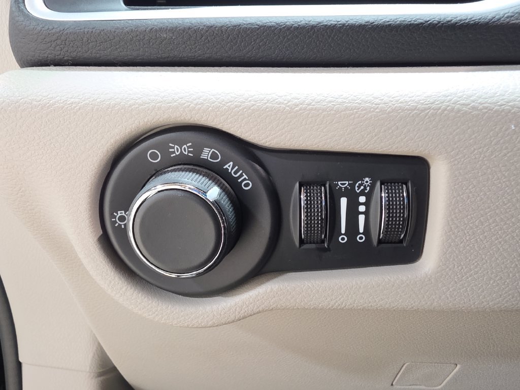Used 2024 Chrysler Voyager LX FWD image 20
