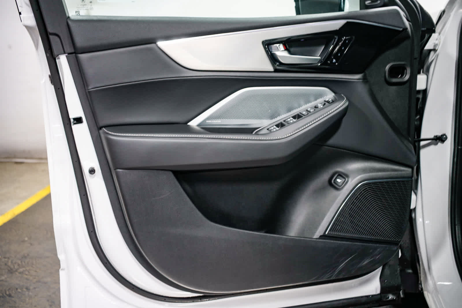 Used 2025 Acura MDX SH-AWD w/ Technology Package image 23