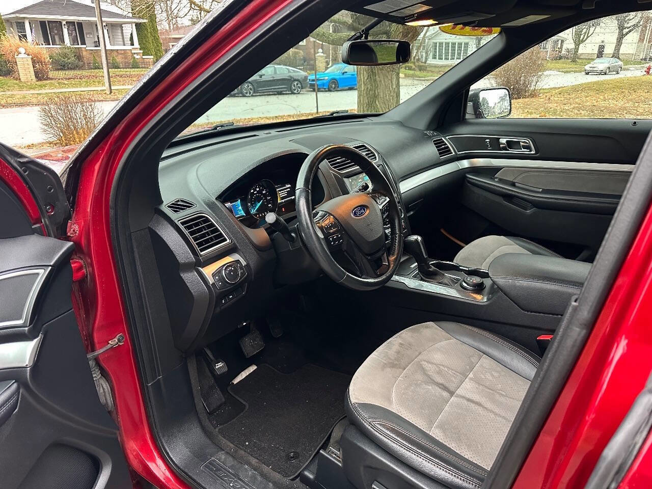 Used 2017 Ford Explorer XLT w/ Equipment Group 202A image 24