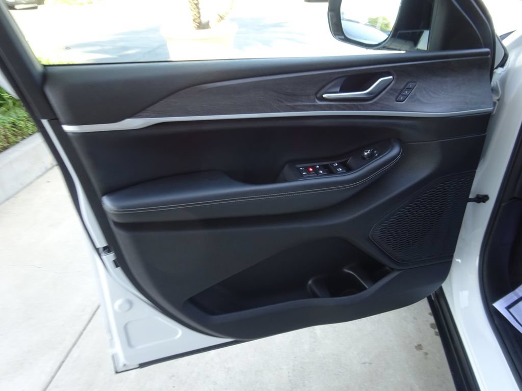 Used 2023 Jeep Grand Cherokee L Limited AWD/4WD image 24