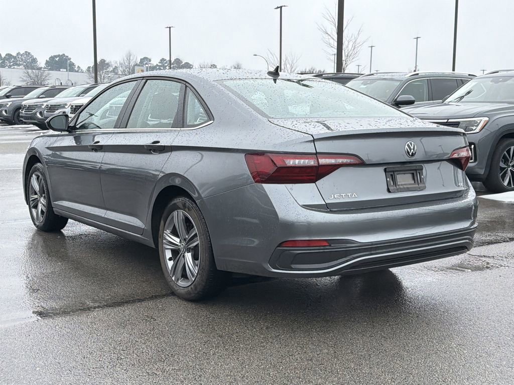 Used 2023 Volkswagen Jetta SE w/ Panoramic Sunroof Package image 3