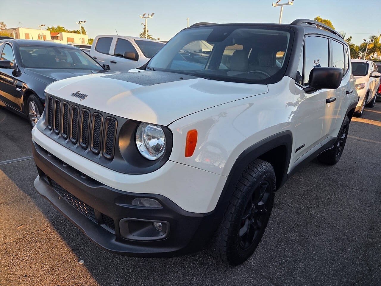 Used 2017 Jeep Renegade Latitude AWD/4WD image 4