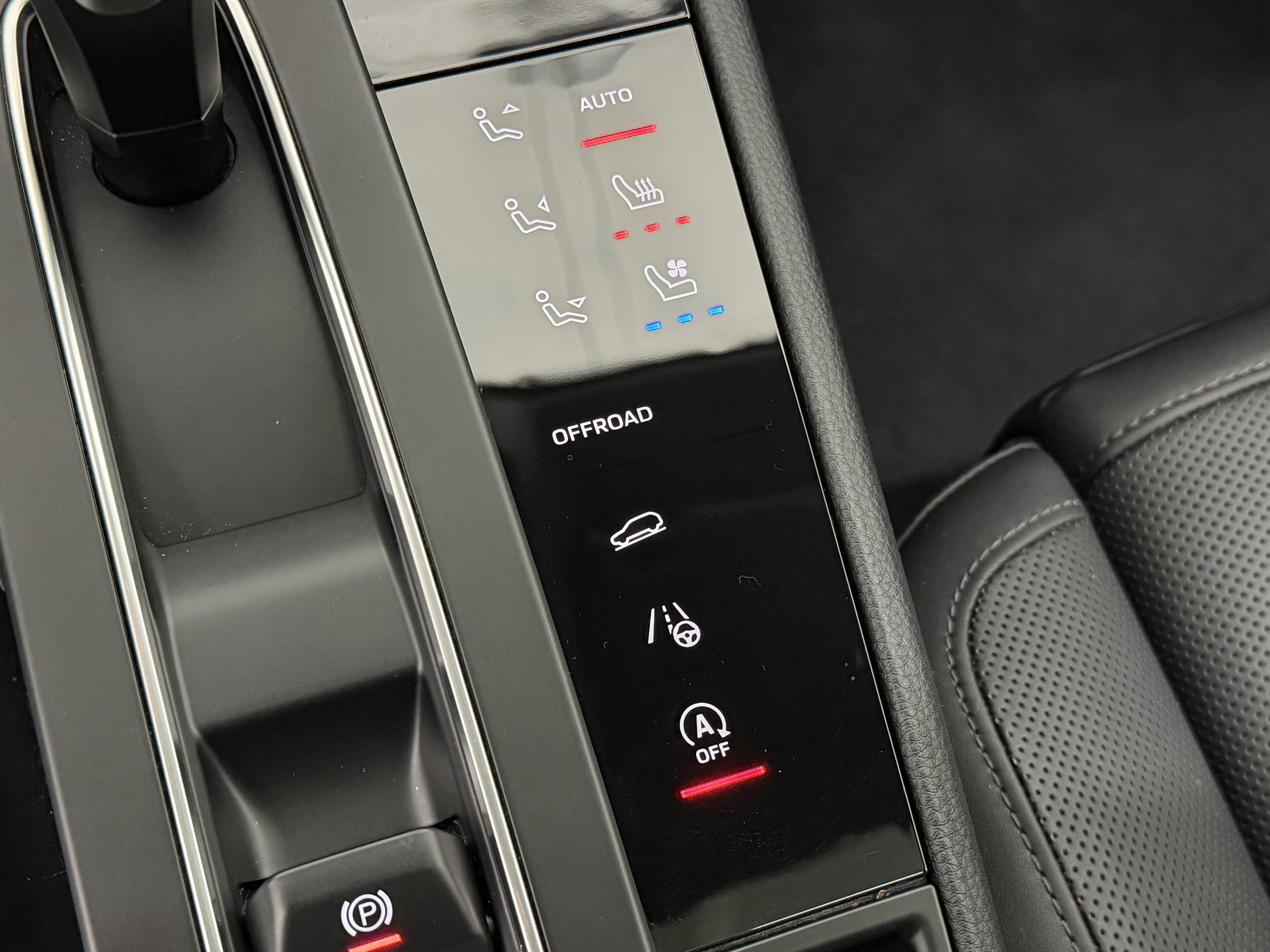 Certified 2025 Porsche Macan AWD/4WD image 37