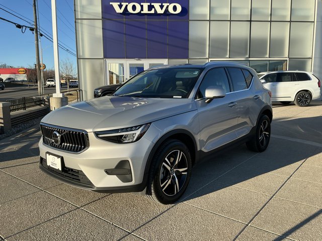 Certified 2025 Volvo XC40 B5 Core image 2