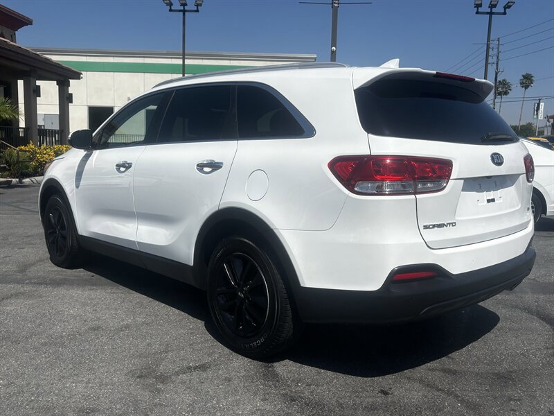 Used 2018 Kia Sorento FWD V6 w/ LX V6 Convenience Package image 6