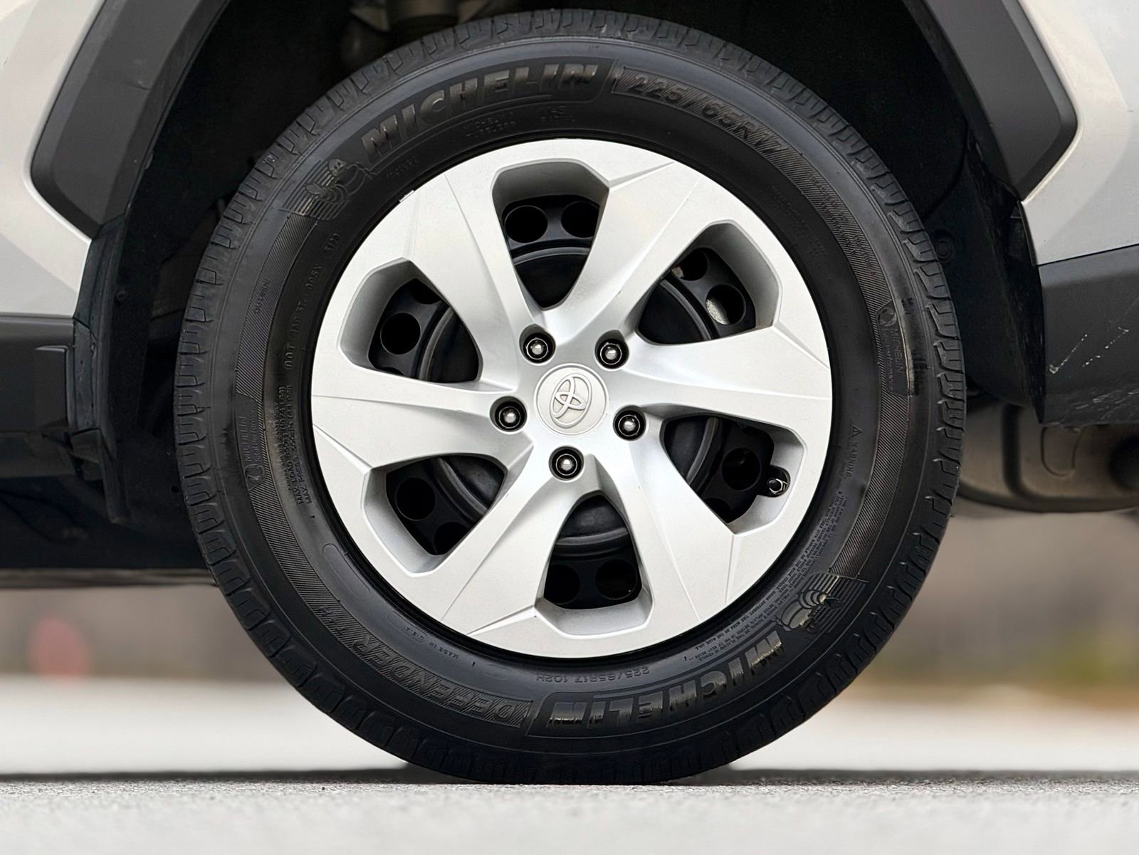 Used 2021 Toyota RAV4 LE image 18