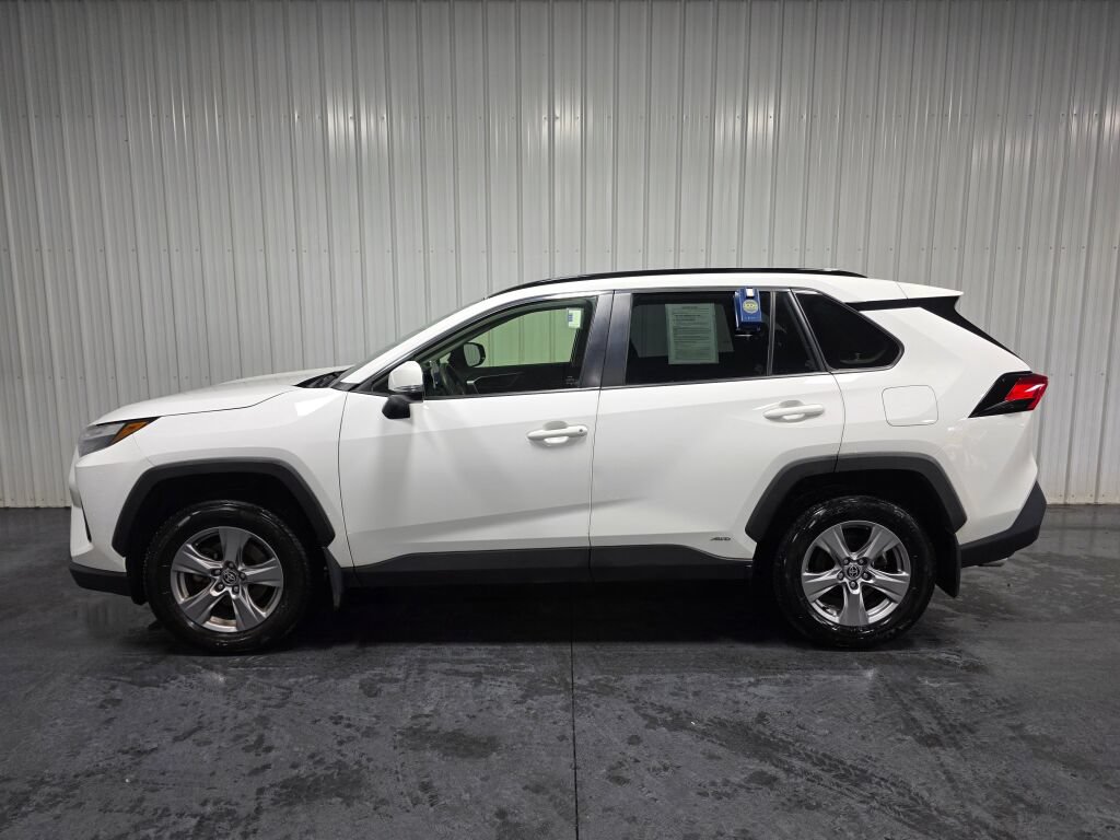 Used 2024 Toyota RAV4 LE AWD/4WD image 4