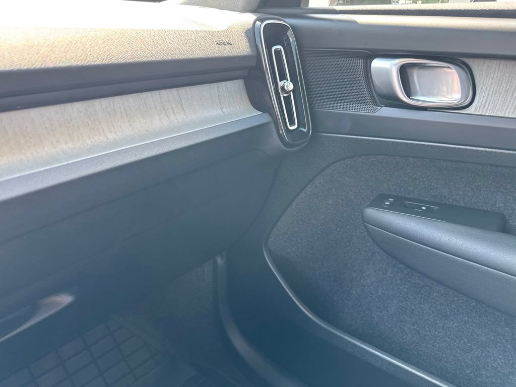 Used 2025 Volvo XC40 B5 Plus w/ Protection Package Premier AWD/4WD image 28