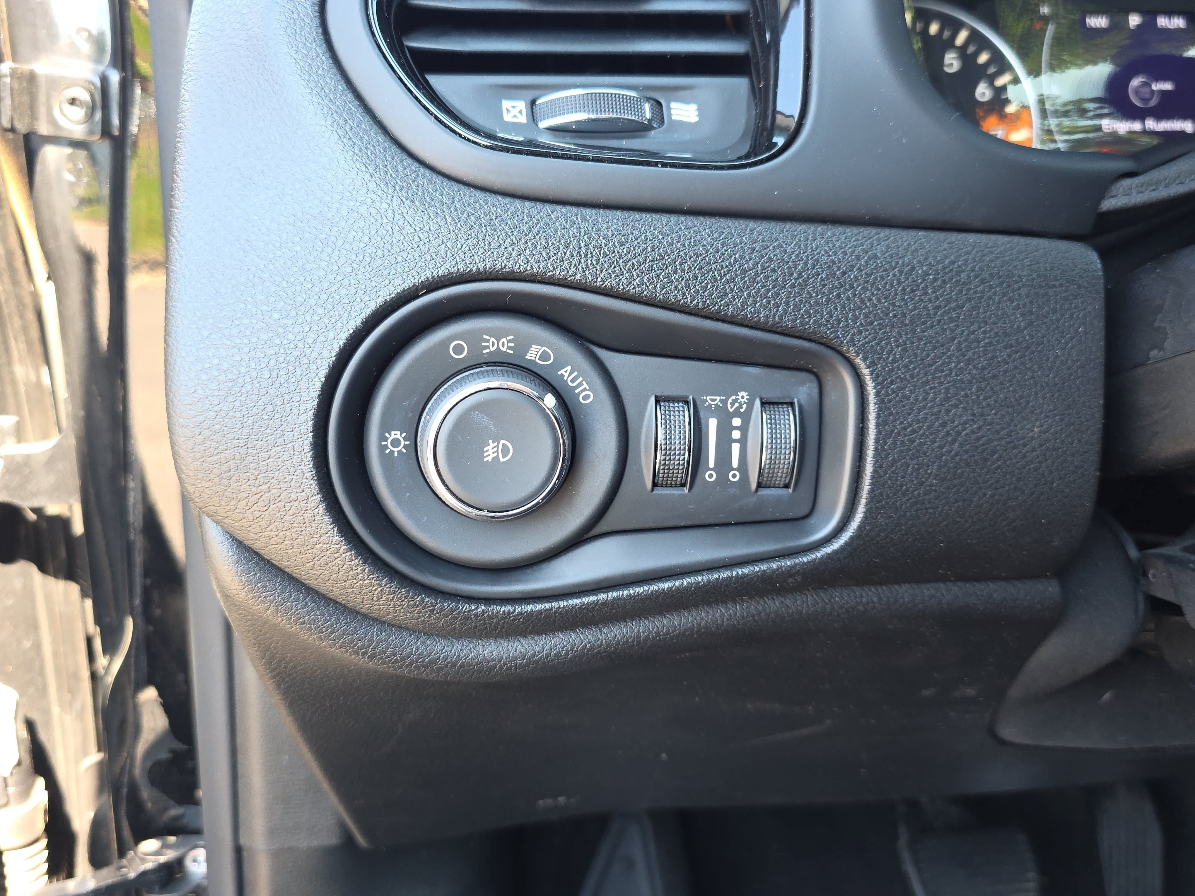 Used 2017 Jeep Renegade Altitude FWD image 23