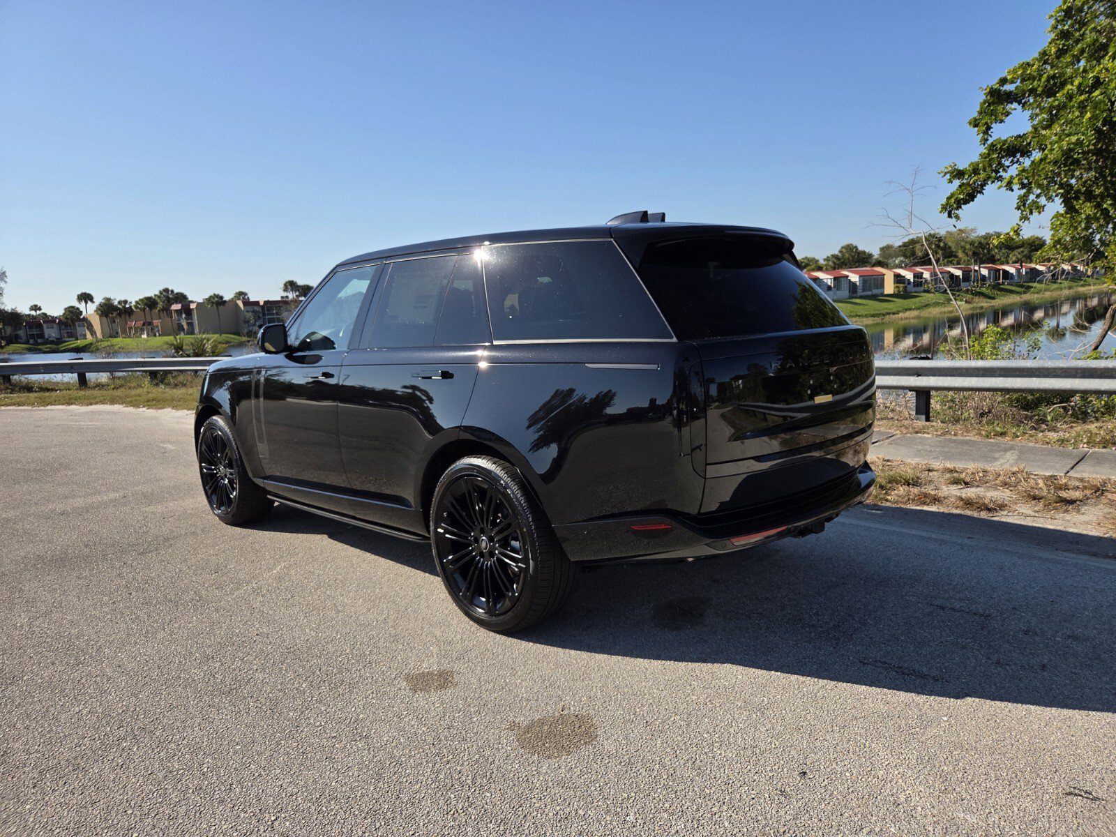 New 2025 Land Rover Range Rover SE image 2