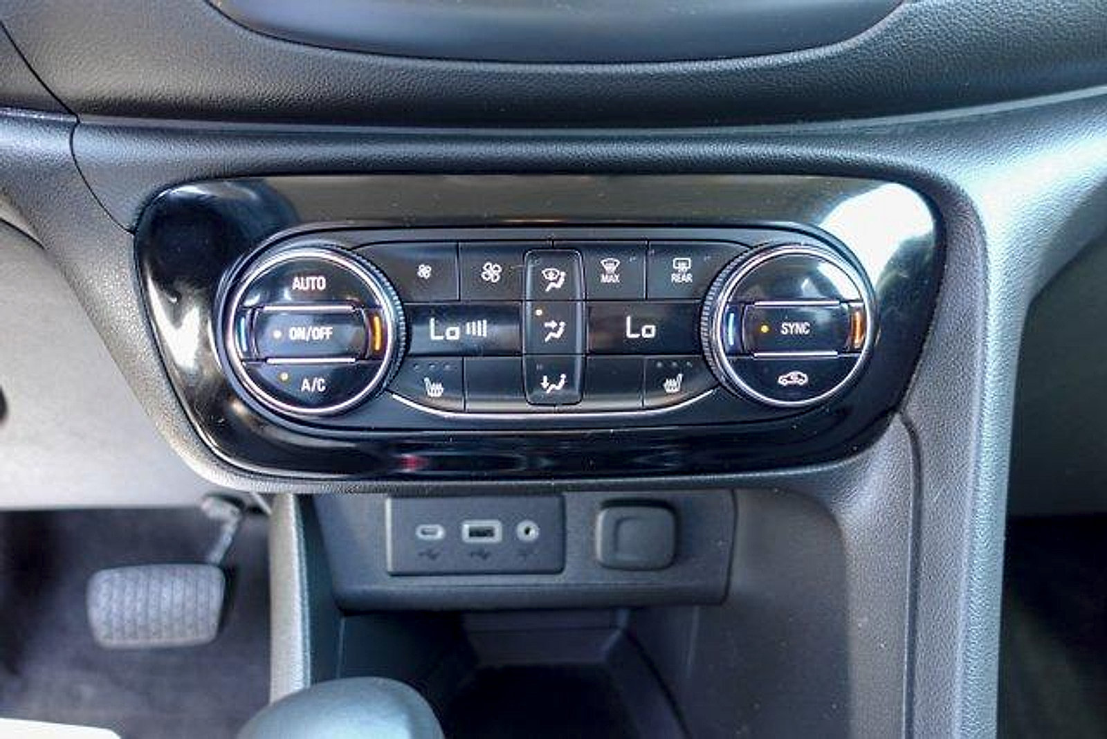 Used 2022 Buick Encore GX Select AWD/4WD image 18