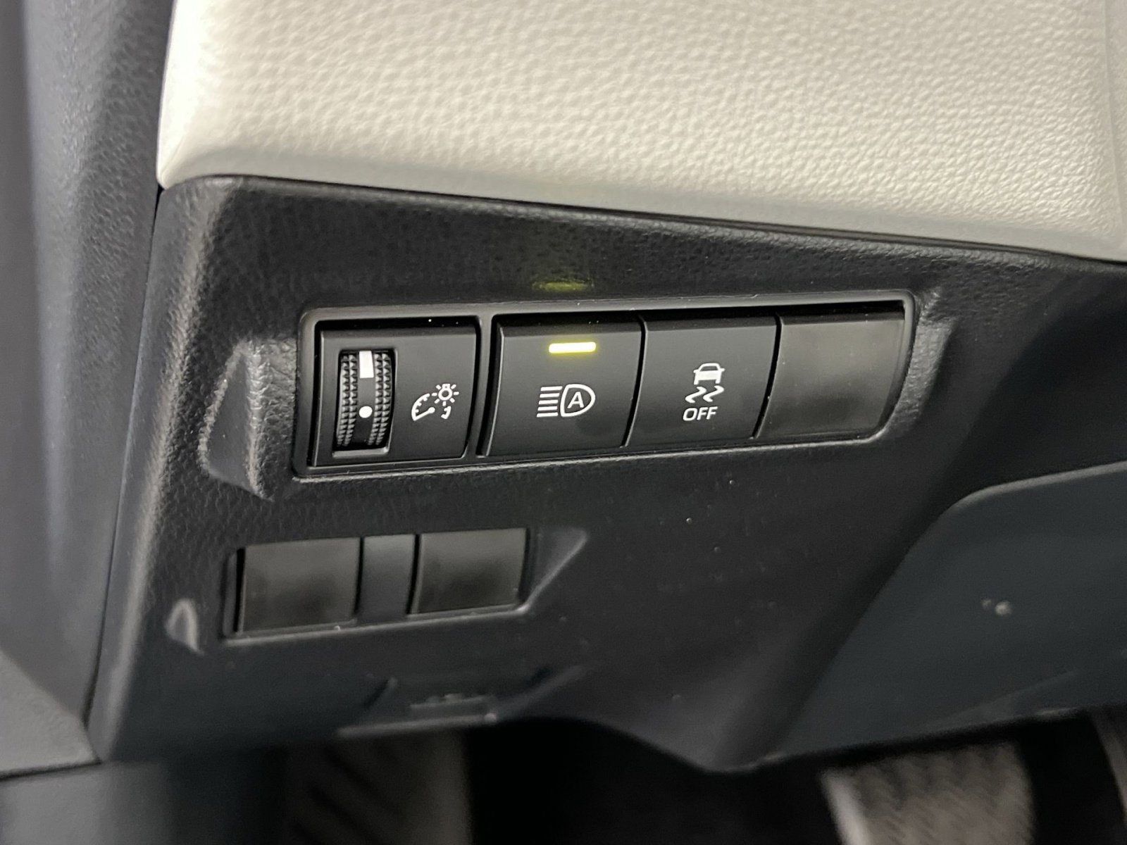 Used 2026 Toyota Corolla Cross L image 30