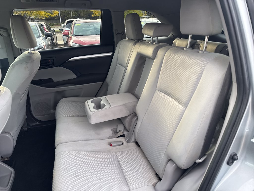 Used 2019 Toyota Highlander LE AWD/4WD image 35