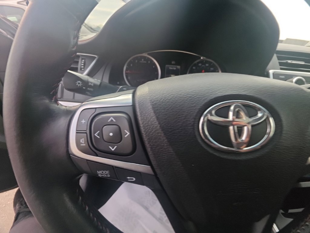 Used 2015 Toyota Camry SE w/ Moonroof Package FWD image 18