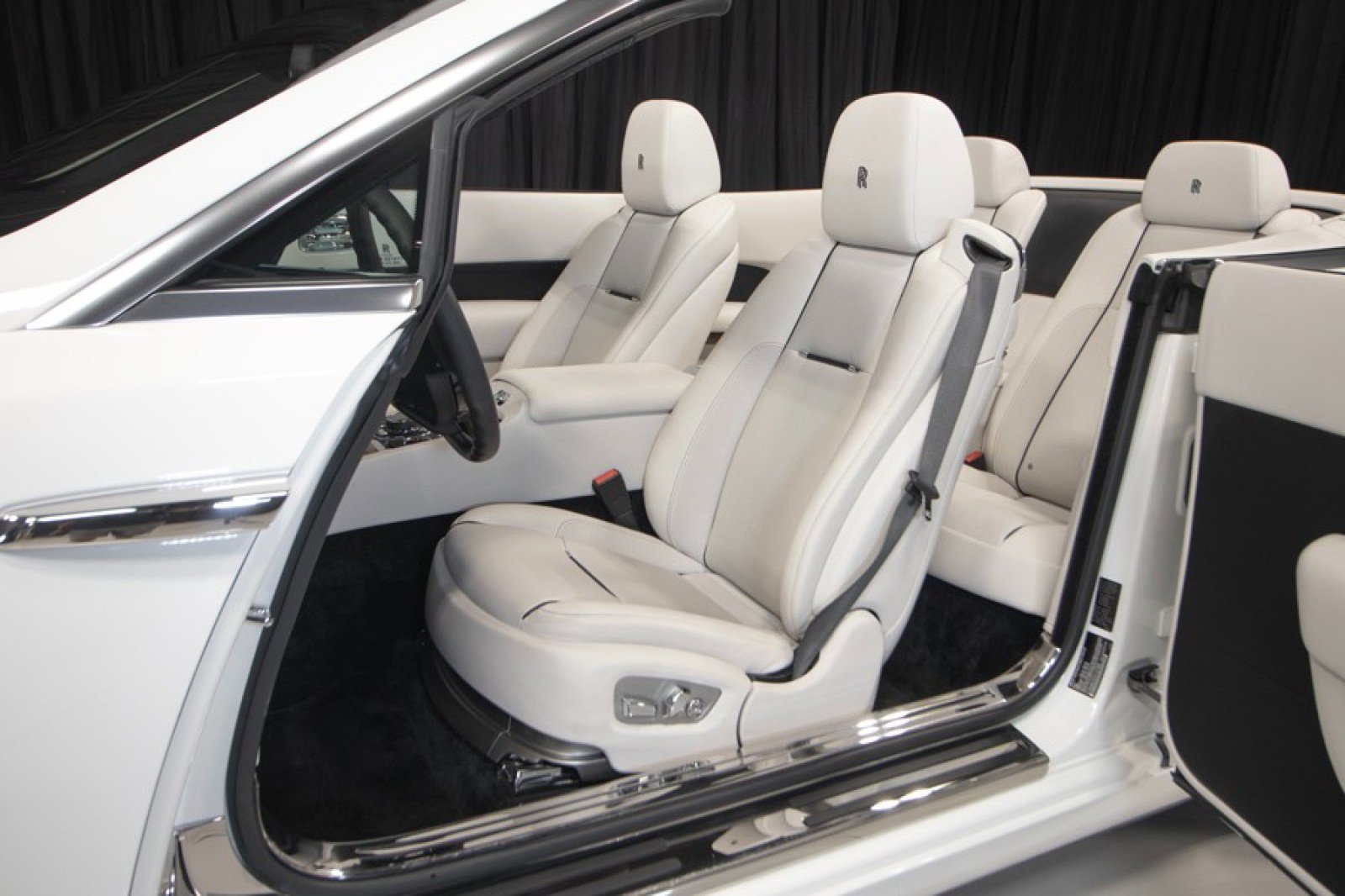 Used 2017 Rolls-Royce Dawn image 40