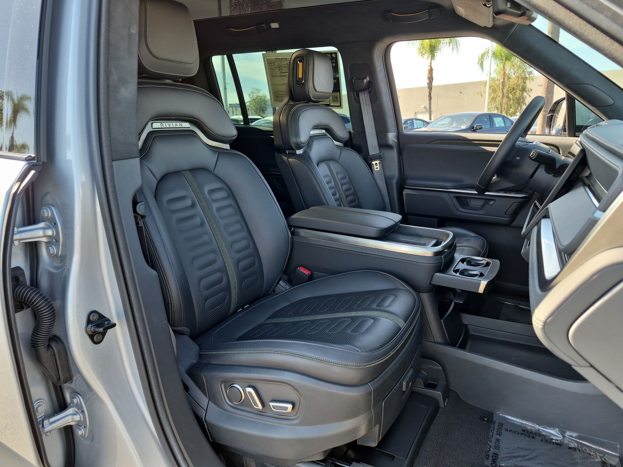 Used 2025 Rivian R1S Adventure Dual AWD/4WD image 33