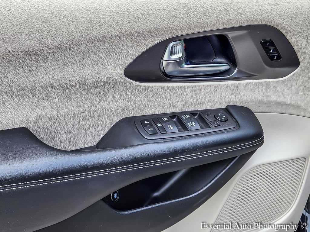 Used 2023 Chrysler Pacifica Touring-L FWD image 14