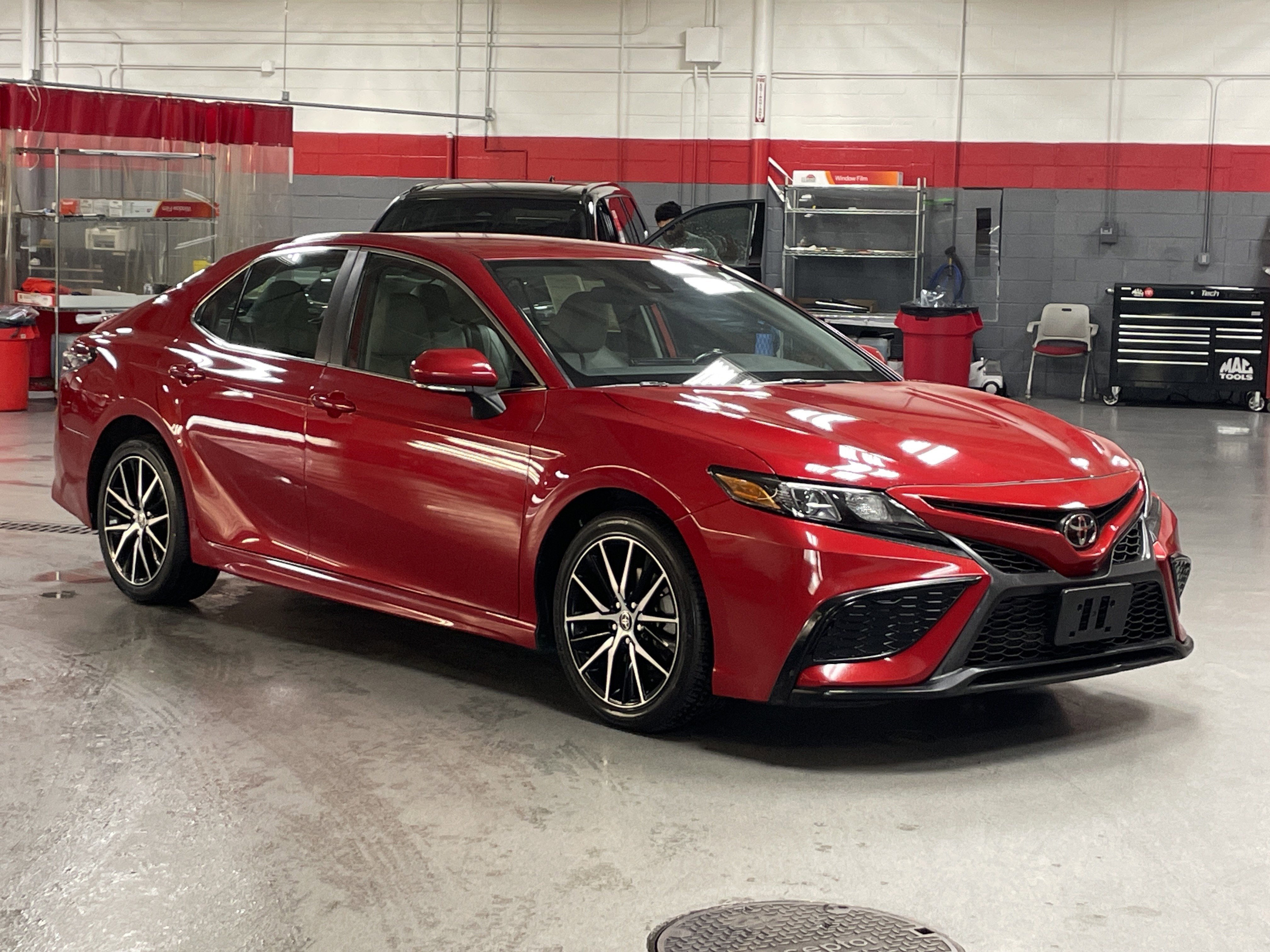 Used 2022 Toyota Camry SE FWD image 2