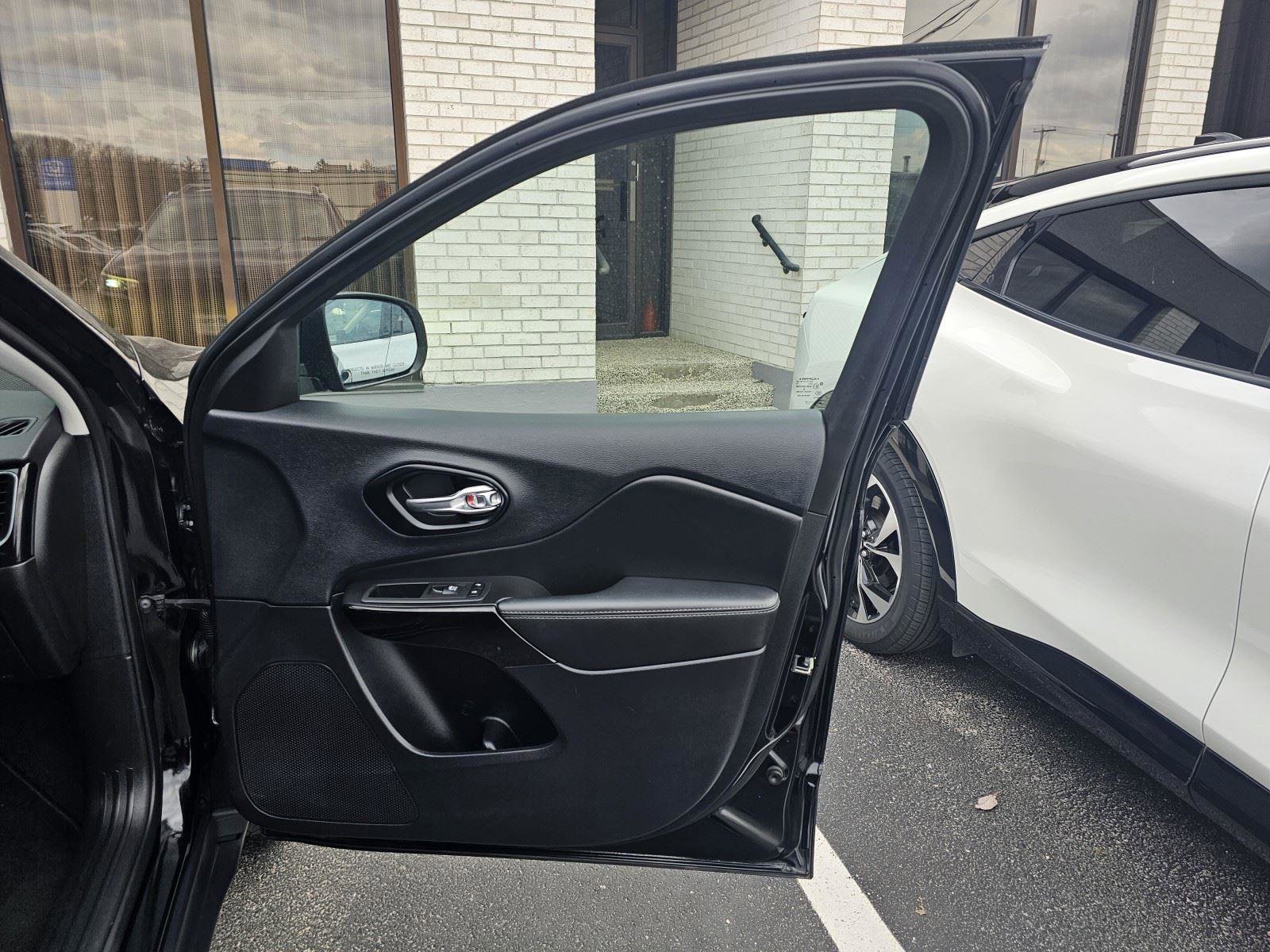 Used 2023 Jeep Cherokee Altitude Lux image 11