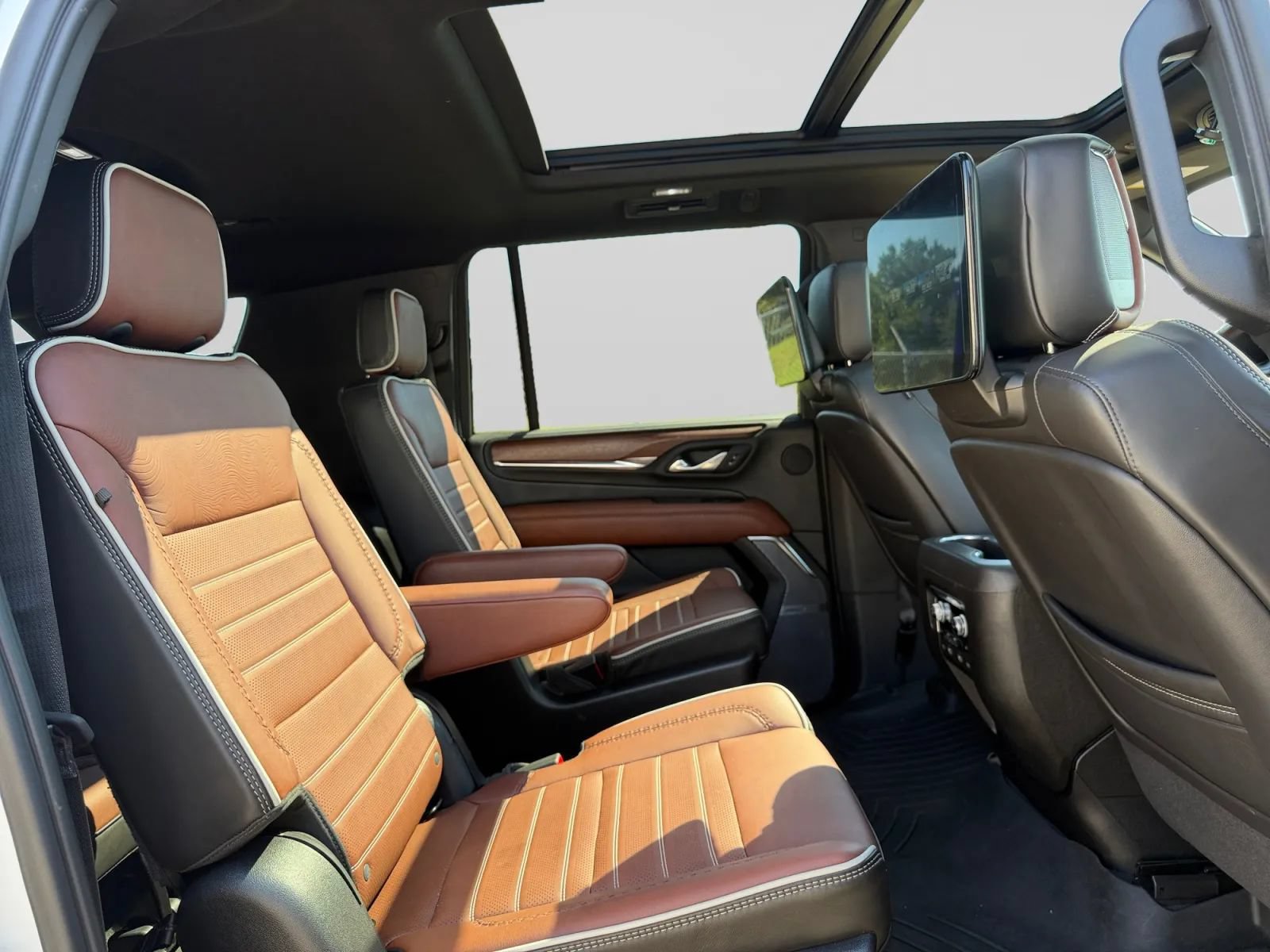 Used 2023 GMC Yukon XL Denali Ultimate AWD/4WD image 31