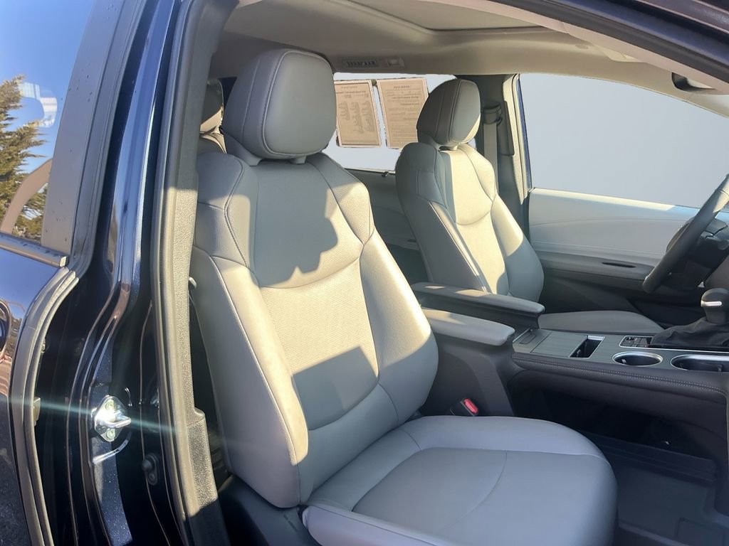 Used 2025 Toyota Sienna XLE image 15