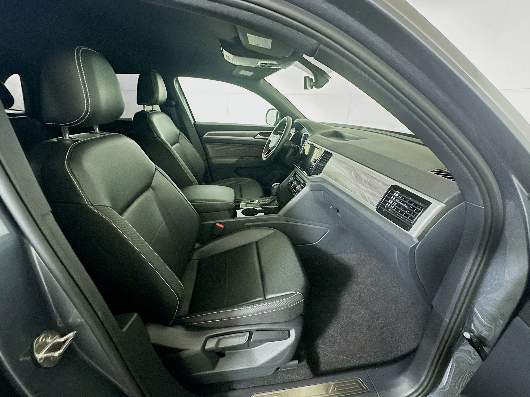 Used 2022 Volkswagen Atlas Cross Sport SE w/ Black Wheel Package FWD image 33
