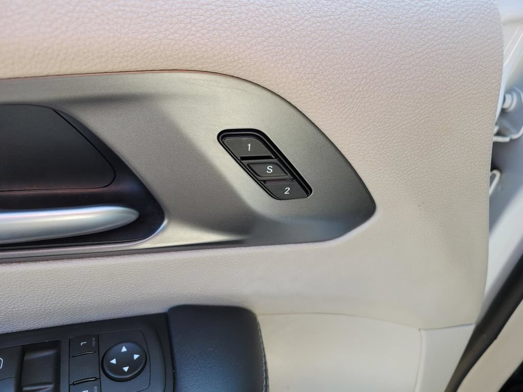 Used 2024 Chrysler Pacifica Touring-L FWD image 16
