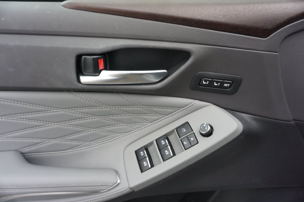Used 2020 Toyota Avalon Limited w/ Advanced Safety Package FWD image 4